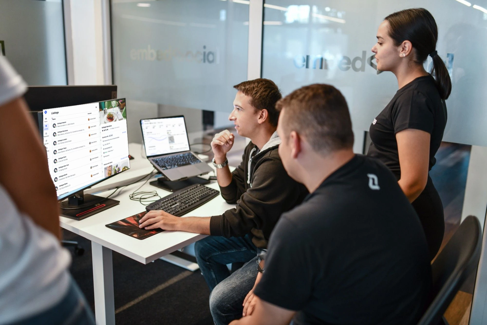 Ein Multi-Standort-Team prüft seine Google-Unternehmensprofile im Localith-Dashboard